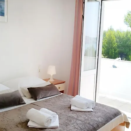 Cozy Seafront Flat On The Island Of Rab דירה *