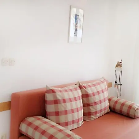 Cozy Seafront Flat On The Island Of Rab ראב