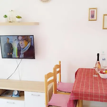 Cozy Seafront Flat On The Island Of Rab * ראב