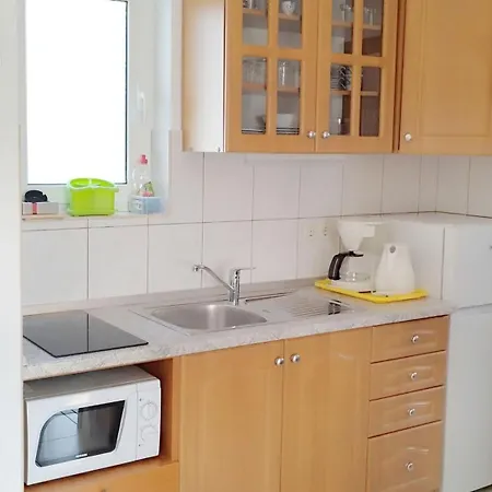 Cozy Seafront Flat On The Island Of Rab ראב