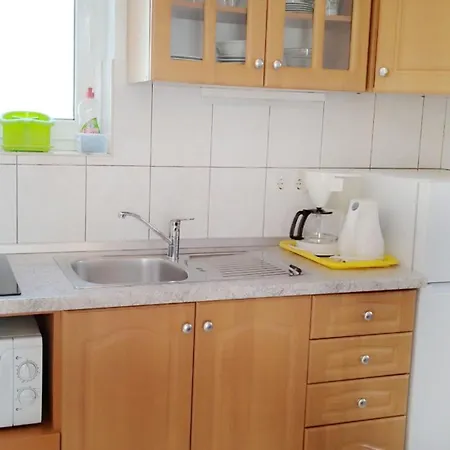 Cozy Seafront Flat On The Island Of Rab ראב