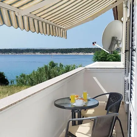 Cozy Seafront Flat On The Island Of Rab