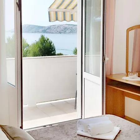 Cozy Seafront Flat On The Island Of Rab דירה