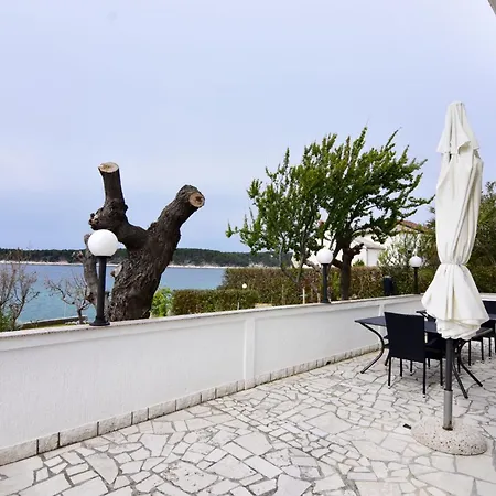 Cozy Seafront Flat On The Island Of Rab דירה *