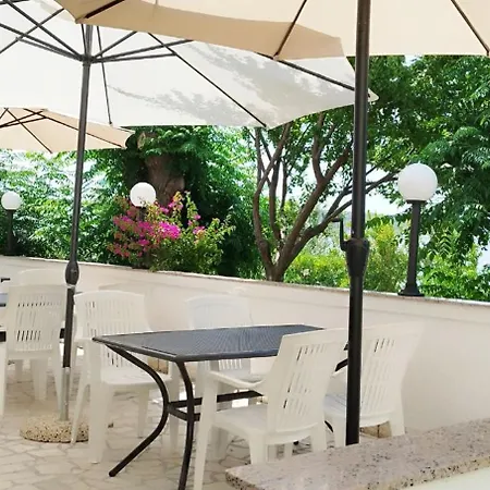 Cozy Seafront Flat On The Island Of Rab ראב