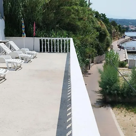 Cozy Seafront Flat On The Island Of Rab *
