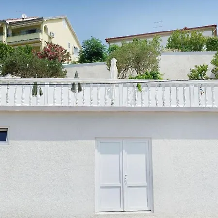 Cozy Seafront Flat On The Island Of Rab דירה