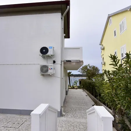 Cozy Seafront Flat On The Island Of Rab דירה