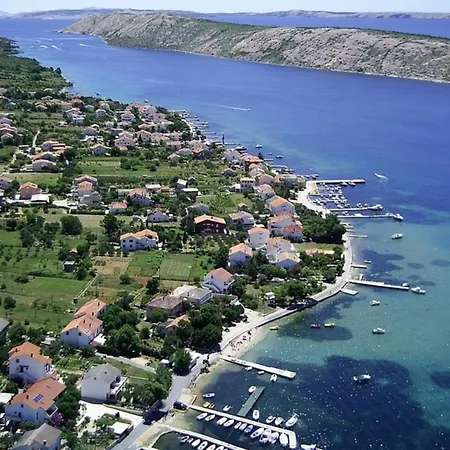 Cozy Seafront Flat On The Island Of Rab ראב